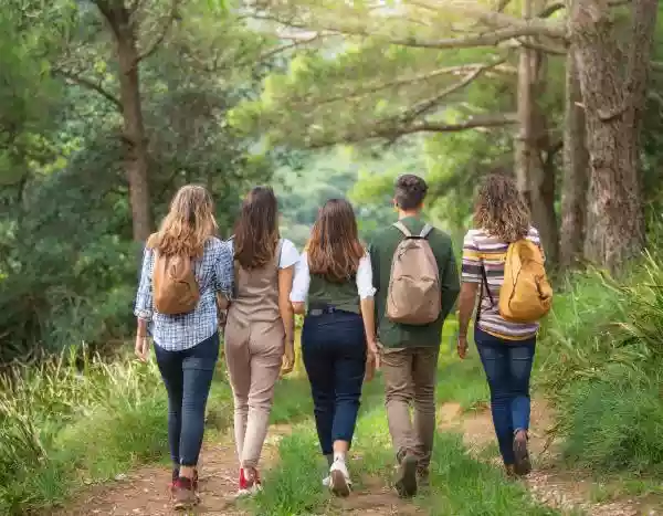 Une photo de plusieurs personne en train de faire de la marche