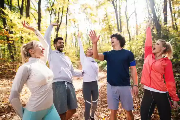 Une photo de plusieurs personnes en train de faire un footing