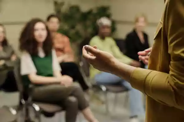 Une photo d'une personne en train de faire un conférence sur les biens faits des micros-sièstes