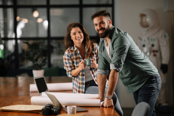 Une photo de deux personne en train de discuter f