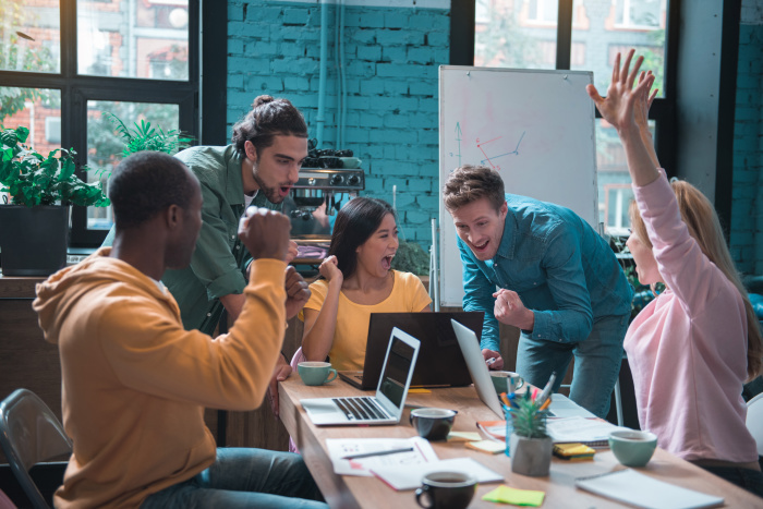 Une photo de deux personne en train de travailler sur un ordinateur
